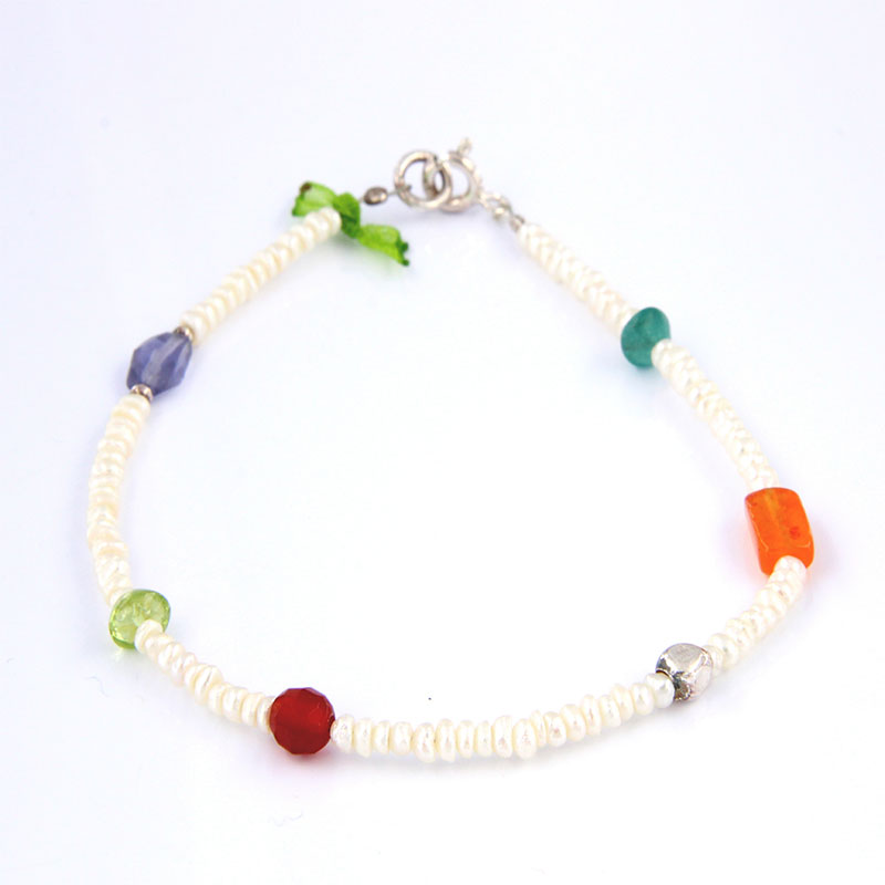Handmade 925 ° silver bracelet decorated with natural Pearls and natural energy stones.