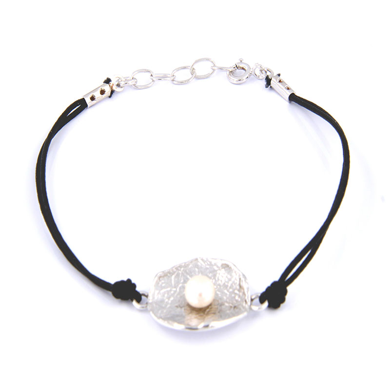 Handmade 925 ° silver bracelet with black silk decorated with natural Pearl.