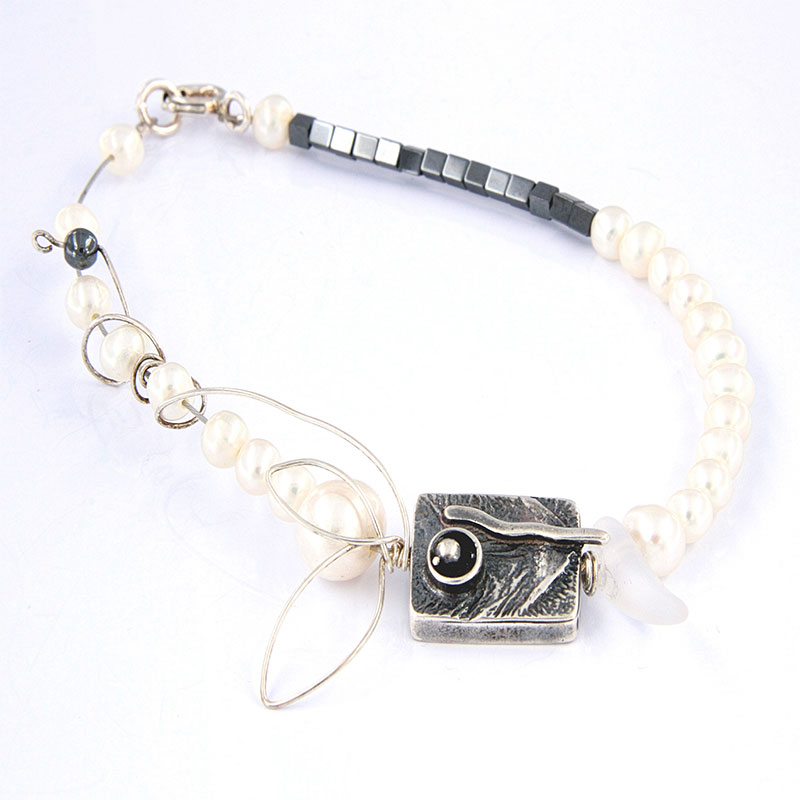 Handmade Sterling Silver Bracelet with 925 ° Silver Decorated with Natural Pearls and Hematite Square.