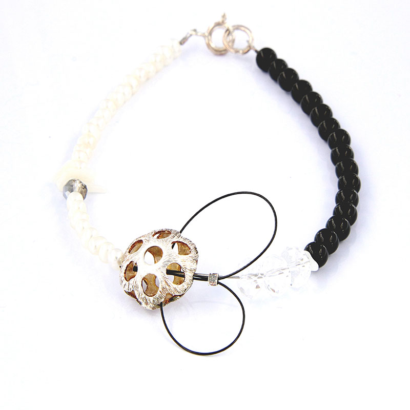 Womens handmade bracelet made of 925 ° silver with natural white Pearls and natural black Onyx.