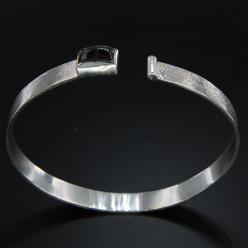 Womens handmade 925 ° silver bracelet decorated with natural Garnet.