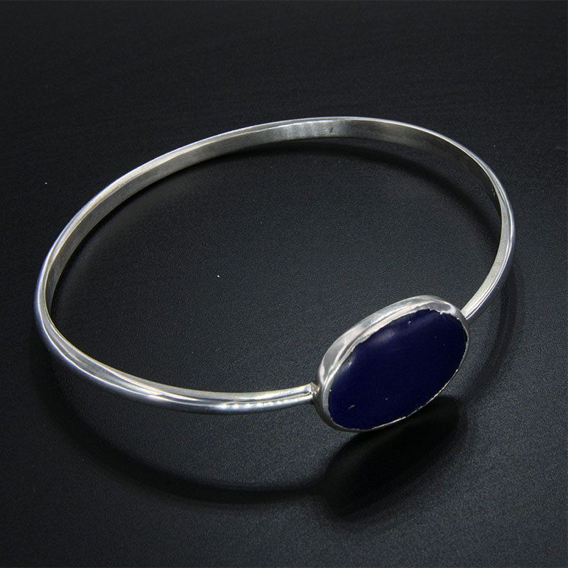 Womens handmade 925 ° silver bracelet decorated with natural lapis lazuli.