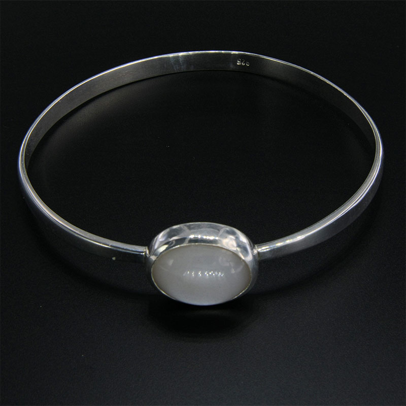Womens handmade 925 ° silver bracelet decorated with natural moonstone.