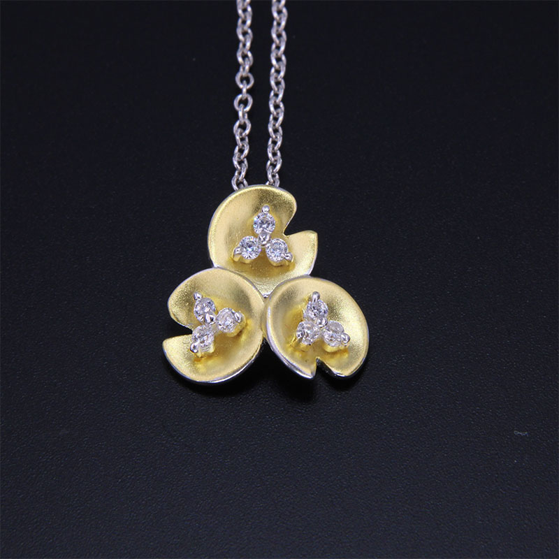 Womens silver two-tone pendant with chain 925 ° decorated with white zircons.
