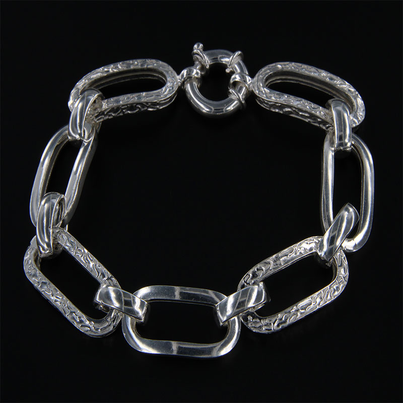 Womens 925 ° silver bracelet with oval rings and safety clasp.