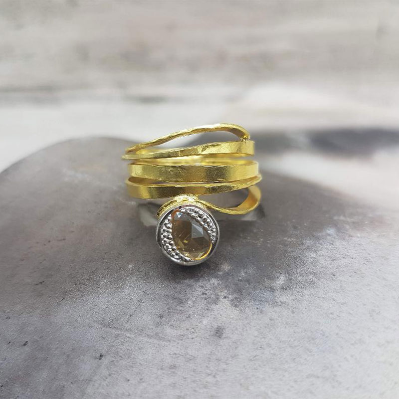 Χειροποίητο δαχτυλίδι από χρυσό Κ18 και φυσικό μελί ζαφείρι.

