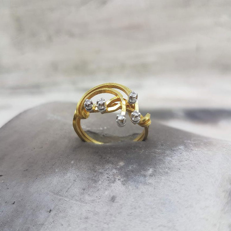 Χειροποίητο δίχρωμο δαχτυλίδι από χρυσό Κ18 και διαμάντια.


