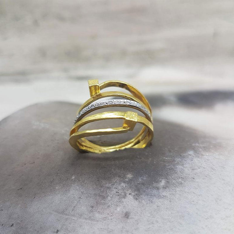 Χειροποίητο δαχτυλίδι σε σχήμα σειρέ από χρυσό Κ18 και διαμάντια.
