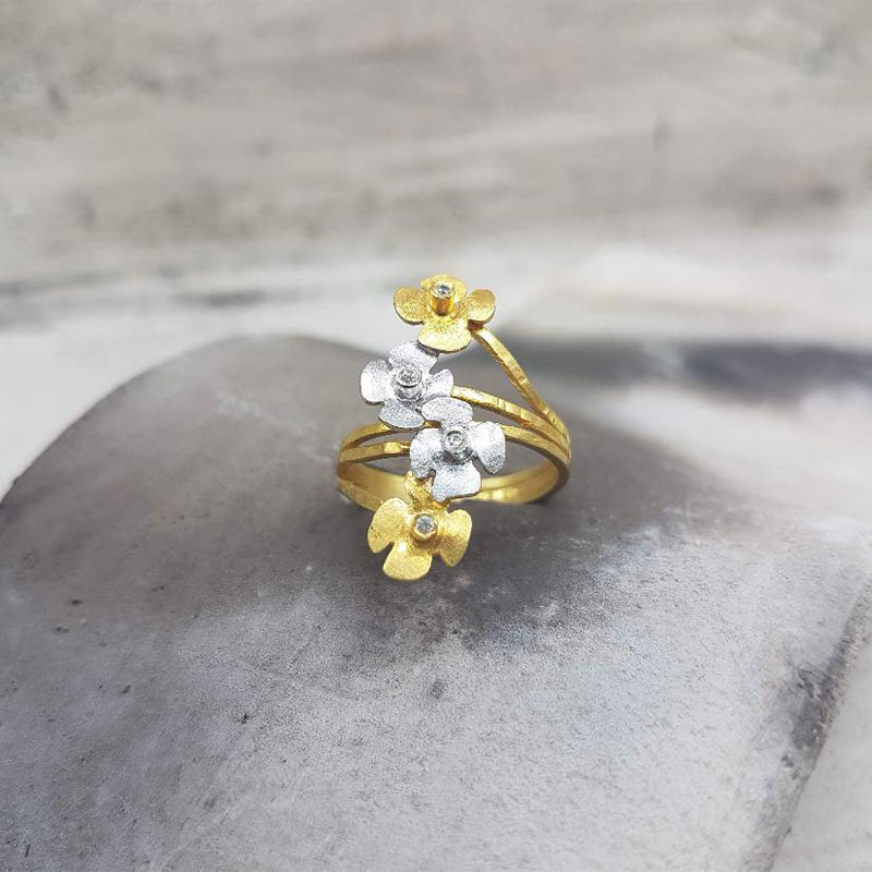 Χειροποίητο δαχτυλίδι σε σχήμα λουλούδι από χρυσό Κ14 διακοσμημένο με λευκά ζιργκόν

