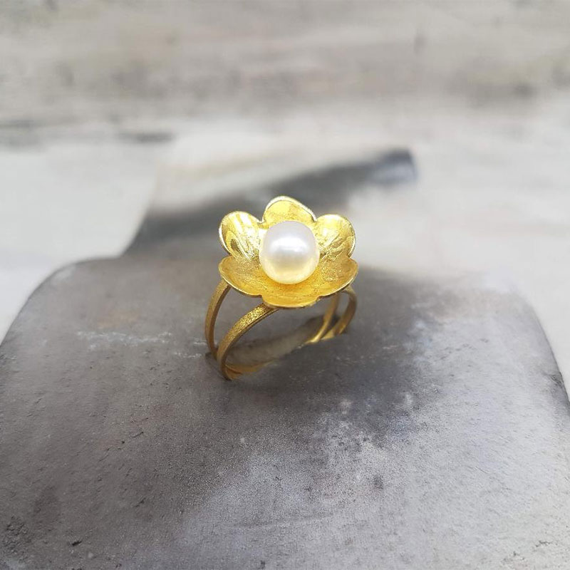 Χειροποίητο δαχτυλίδι από διαμανταρισμένο κίτρινο χρυσό Κ14 με φυσικό Μαργαριτάρι.