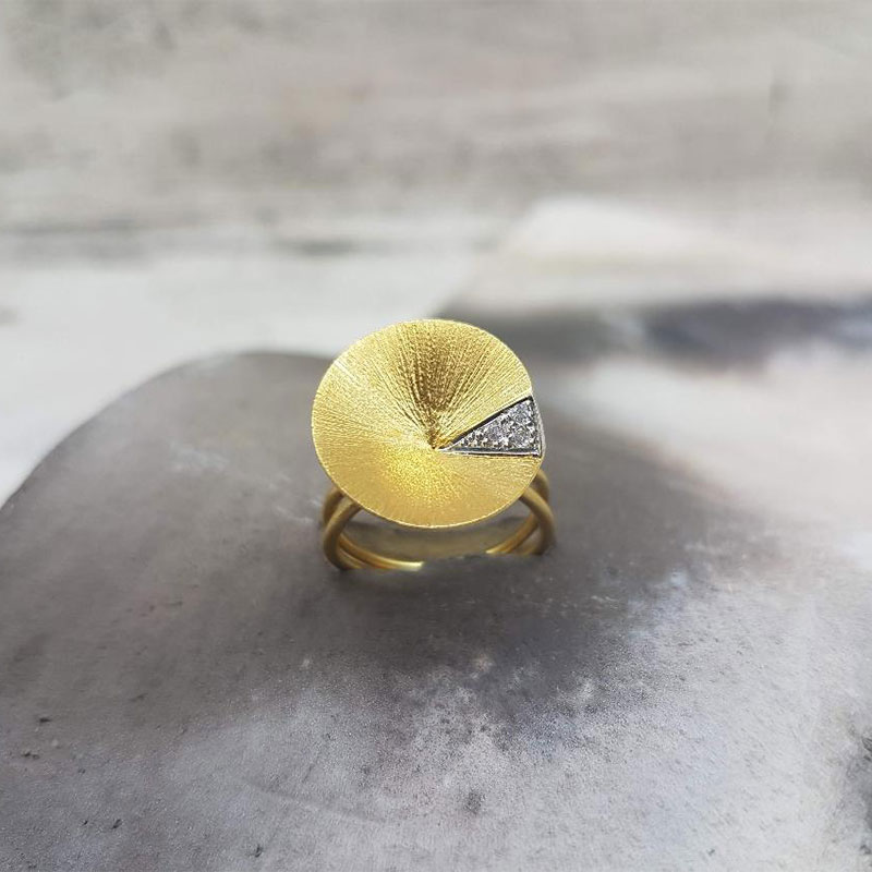 Χειροποίητο δαχτυλίδι σε σχήμα νούφαρο από χρυσό Κ18 διακοσμημένο με λευκά διαμάντια.
