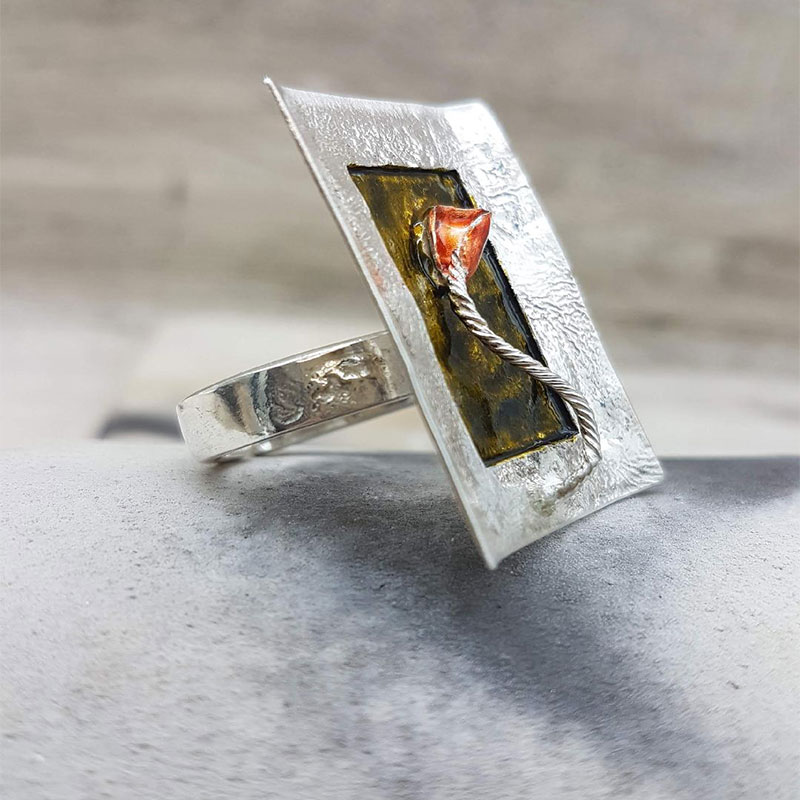 Χειροποίητο δαχτυλίδι από ασήμι 925 º διακοσμημένο με σμάλτο.
