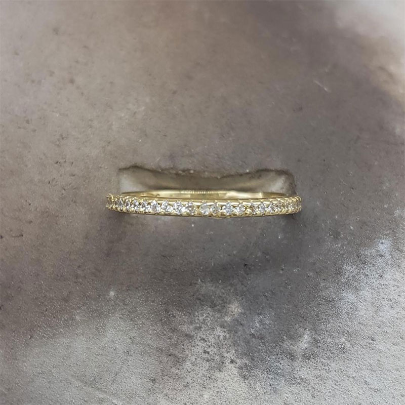 Γυναικείο δαχτυλίδι ολόσειρο  από χρυσό Κ14 διακοσμημένο με λευκά ζιργκόν. 