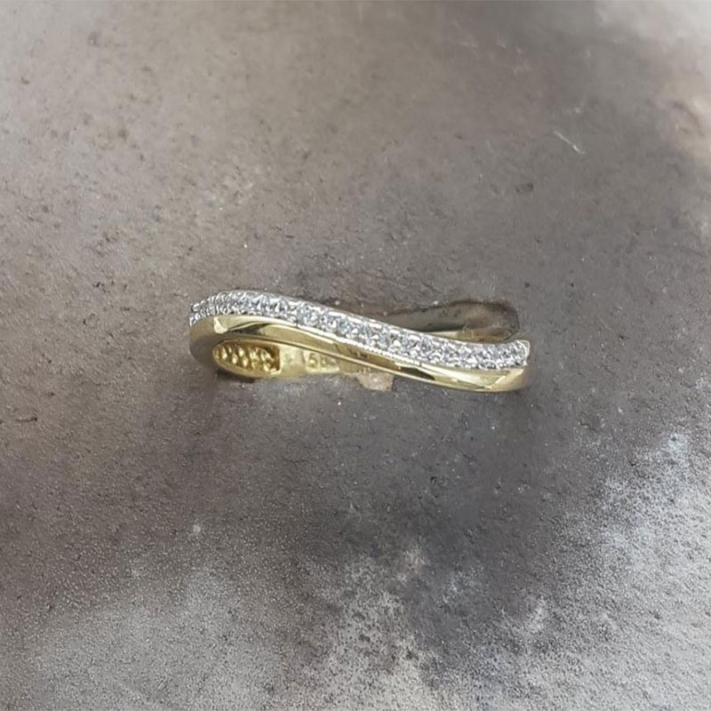 Γυναικείο δαχτυλίδι από κίτρινο χρυσό Κ14 διακοσμημένο με λευκά ζιργκόν. 