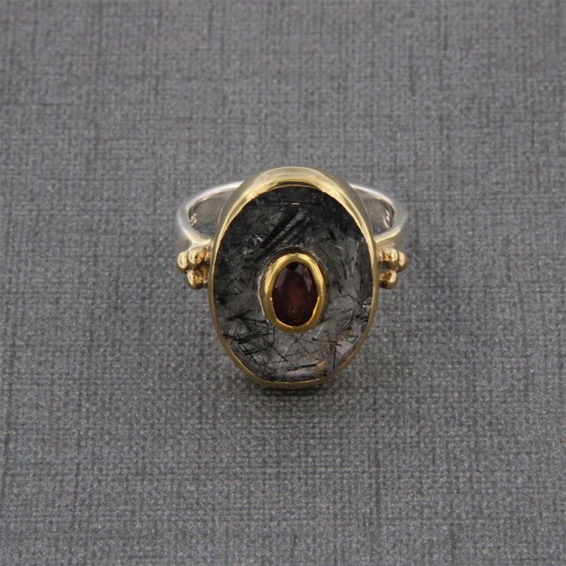 Γυναικείο χειροποίητο ασημένιο δίχρωμο δακτυλίδι 925 διακοσμημένο με φυσικό Μαύρο Ρουτίλιο και κόκκινη Τουρμαλίνη.