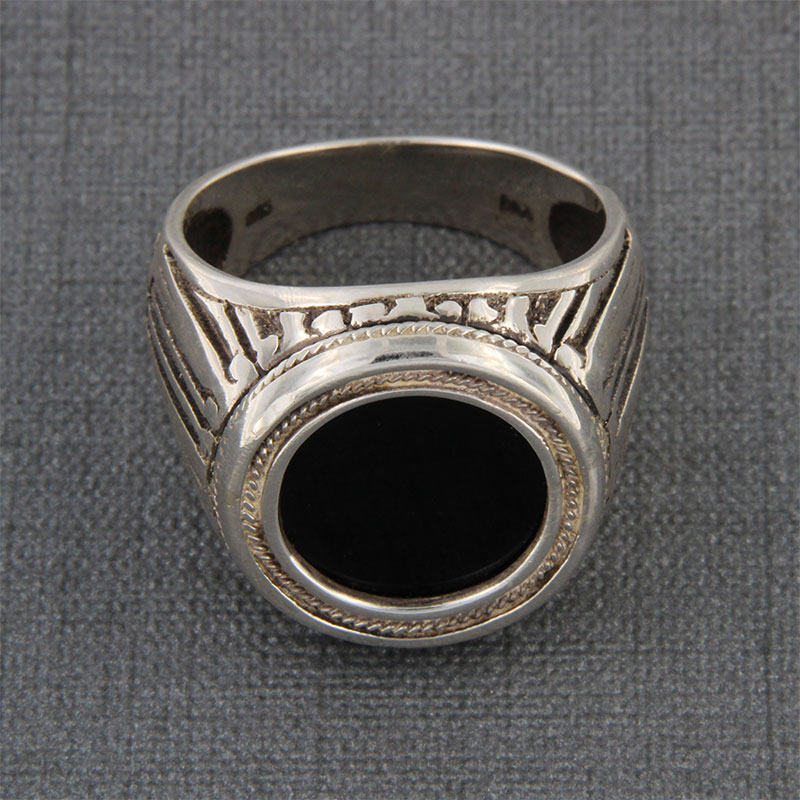 Ανδρικό χειροποίητο ασημένιο δακτυλίδι με μαύρη πατίνα διακοσμημένο με φυσικό μαύρο Όνυχα από το εργαστήριο ILIOS.