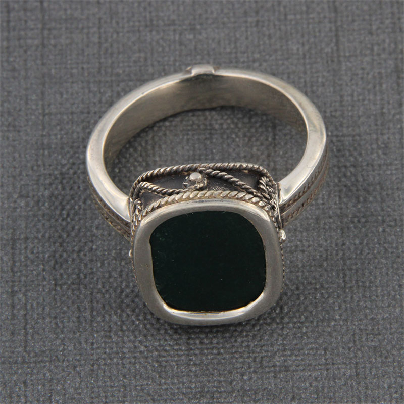 Ανδρικό χειροποίητο ασημένιο δακτυλίδι με μαύρη πατίνα διακοσμημένο με φυσικό πράσινο Αχάτη από το εργαστήριο ILIOS.