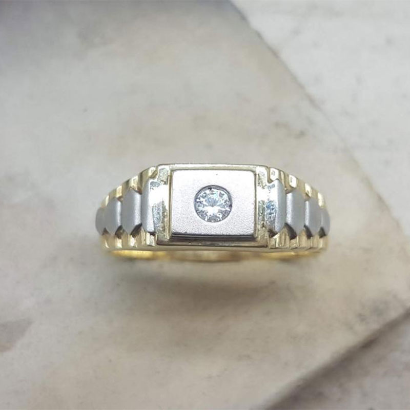 Aνδρικό δίχρωμο δαχτυλίδι από χρυσό Κ14, λευκό χρυσό Κ14 με ειδική επεξεργασία αμμοβολής και λευκό ζιργκόν. 