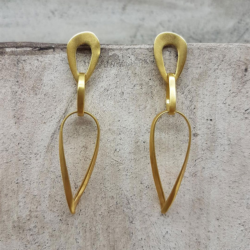 Γυναικεία χειροποίητα χρυσά σκουλαρίκια ματ Κ18 