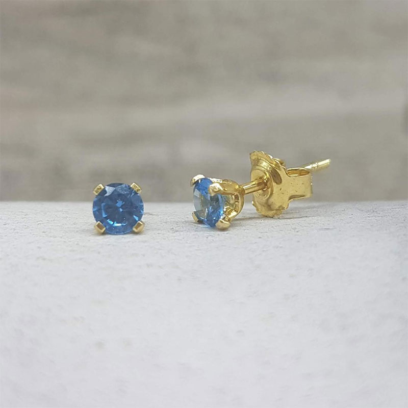 Παιδικά χρυσά σκουλαρίκια Κ14 διακοσμημένα με μπλε ζιργκόν.