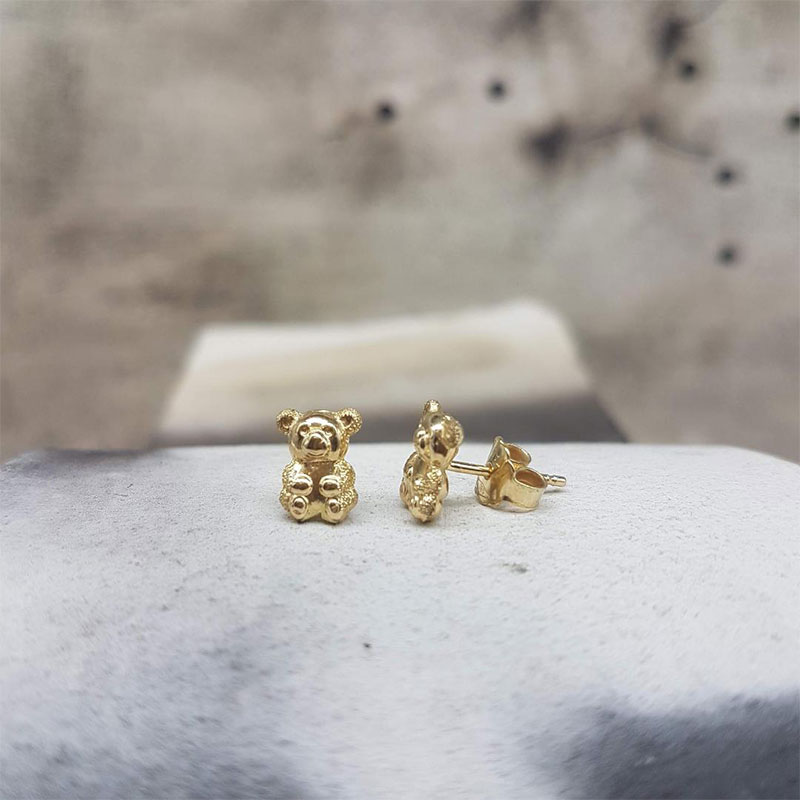Παιδικά χρυσά σκουλαρίκια Κ14 σε σχήμα αρκουδάκι διακοσμημένα με σαγρέ λεπτομέρειες.