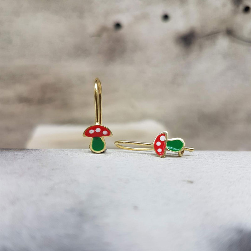 Παιδικά χρυσά σκουλαρίκια κρεμαστά Κ9 σε σχήμα μανιτάρι διακοσμημένα με κόκκινο και πράσινο σμάλτο.