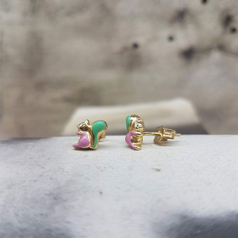 Παιδικά χρυσά σκουλαρίκια Κ14 σε σχήμα σκίουρος διακοσμημένα με ροζ και πράσινο σμάλτο.