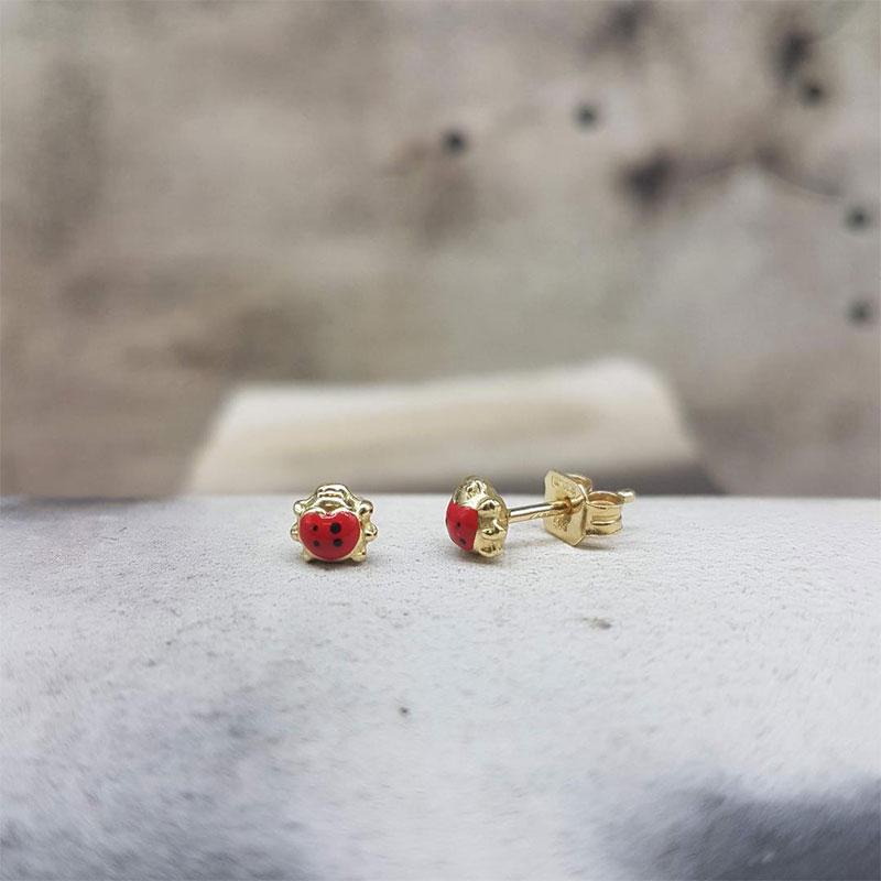 Παιδικά χρυσά σκουλαρίκια Κ14 σε σχήμα μαρουδίτσα-πασχαλίτσα διακοσμημένα με κόκκινο σμάλτο. 