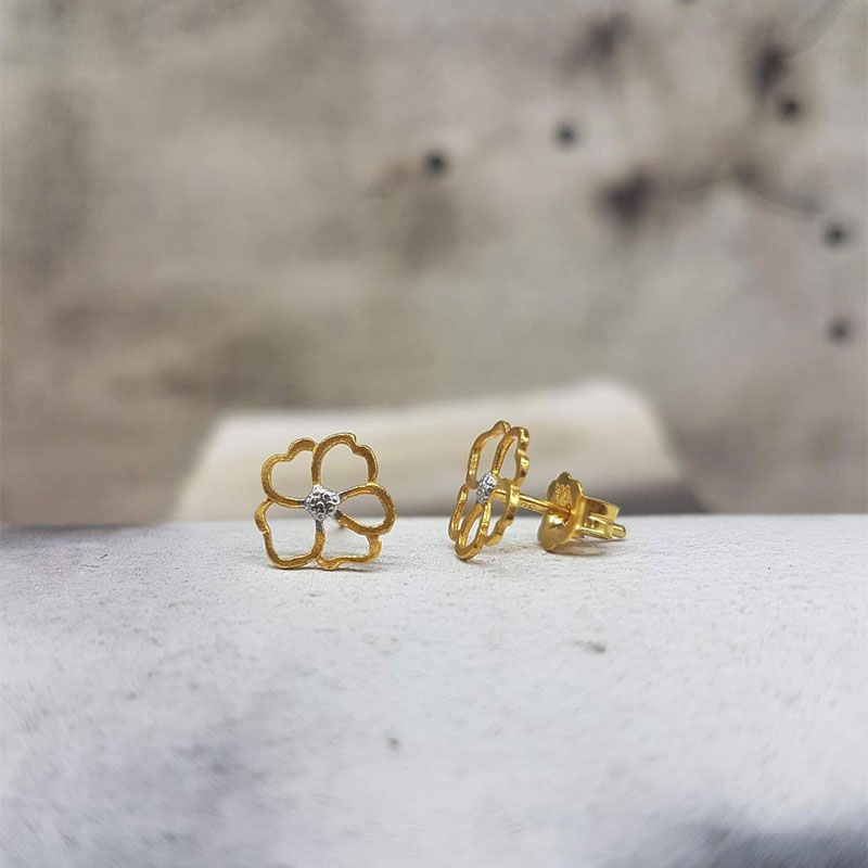 Παιδικά σκουλαρίκια χειροποίητα χρυσά δίχρωμα Κ14 σε σχήμα λουλουδι. 