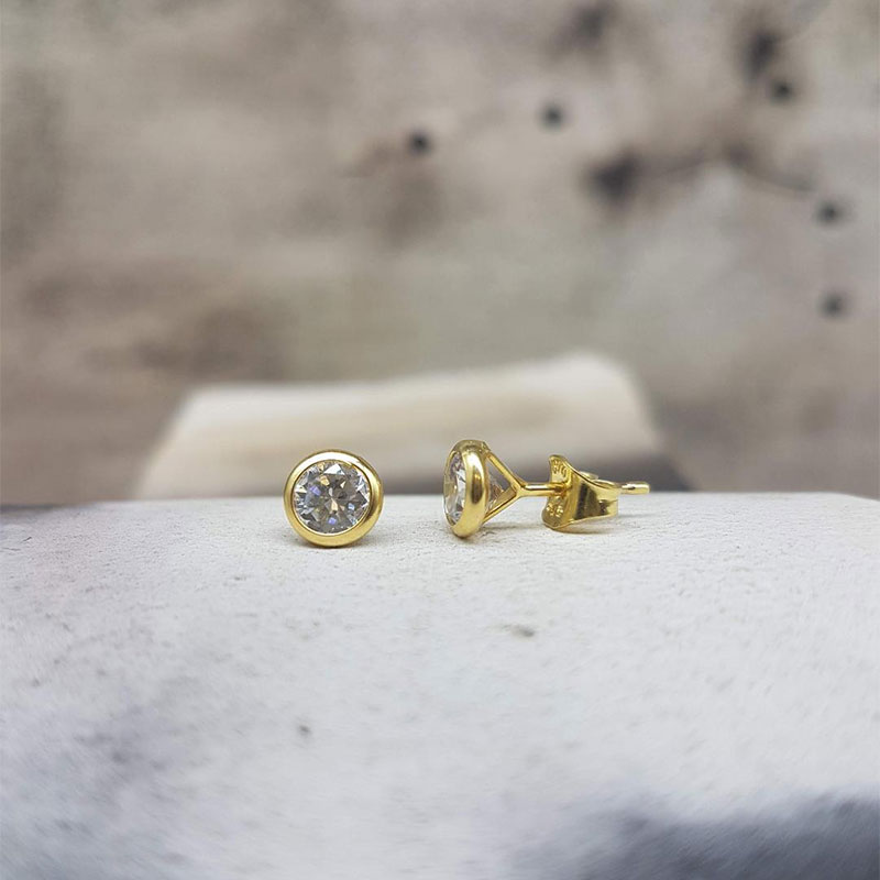 Παιδικά χρυσά σκουλαρίκια Κ14 σε σχήμα στρόγγυλο διακοσμημένα με λευκά ζιργκόν.