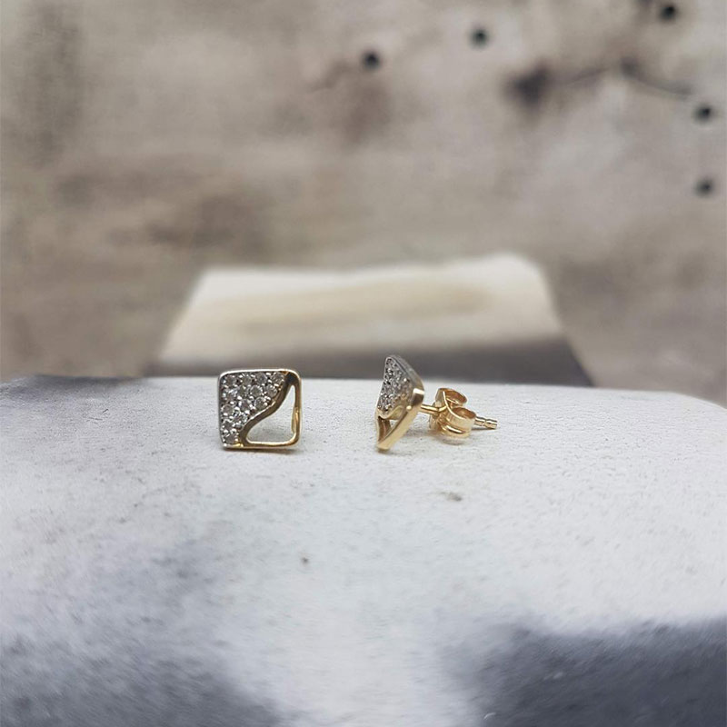Παιδικά χρυσά σκουλαρίκια Κ14 σε σχήμα τετράγωνο διακοσμημένα με λευκά ζιργκόν.