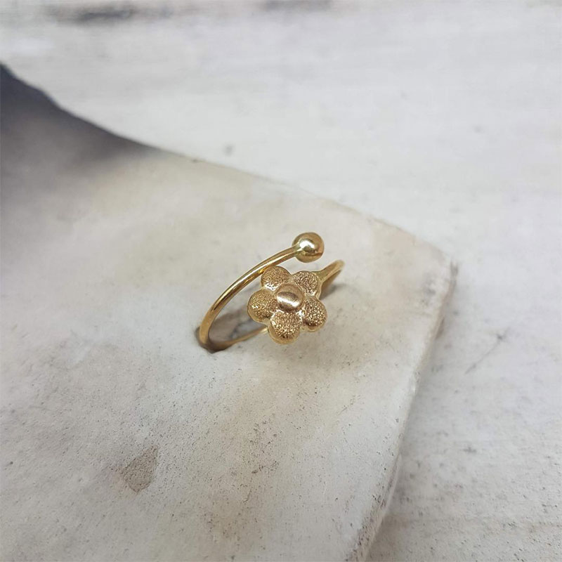 Παιδικό χρυσό δακτυλίδι Κ14 σε σχήμα λουλούδι διακοσμημένο με διαμανταρισμένες επιφάνειες.