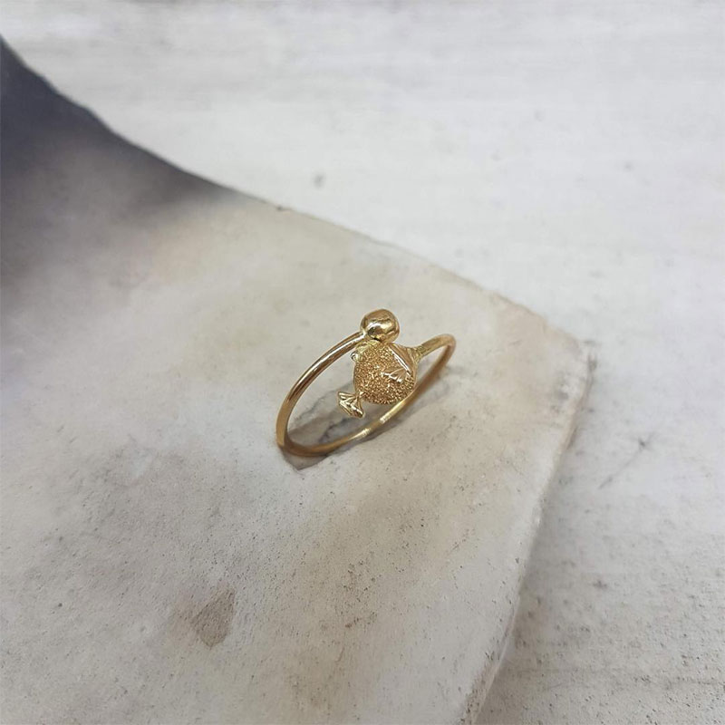 Παιδικό χρυσό δακτυλίδι Κ14 σε σχήμα ψάρι διακοσμημένο με διαμανταρισμένες επιφάνειες.