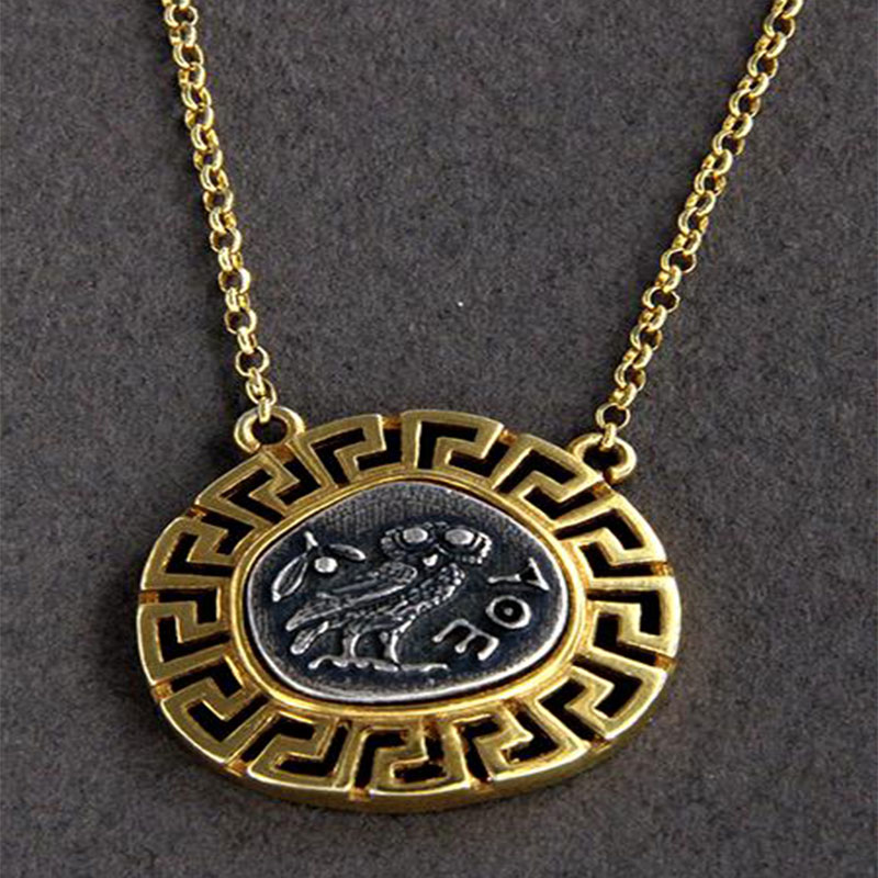 Χειροποίητο δίχρωμο μενταγιόν με αλυσίδα από ασήμι 925° με απεικόνιση την  κουκουβάγια το σύμβολο της θεάς Αθηνάς με τον Μαίανδρο.