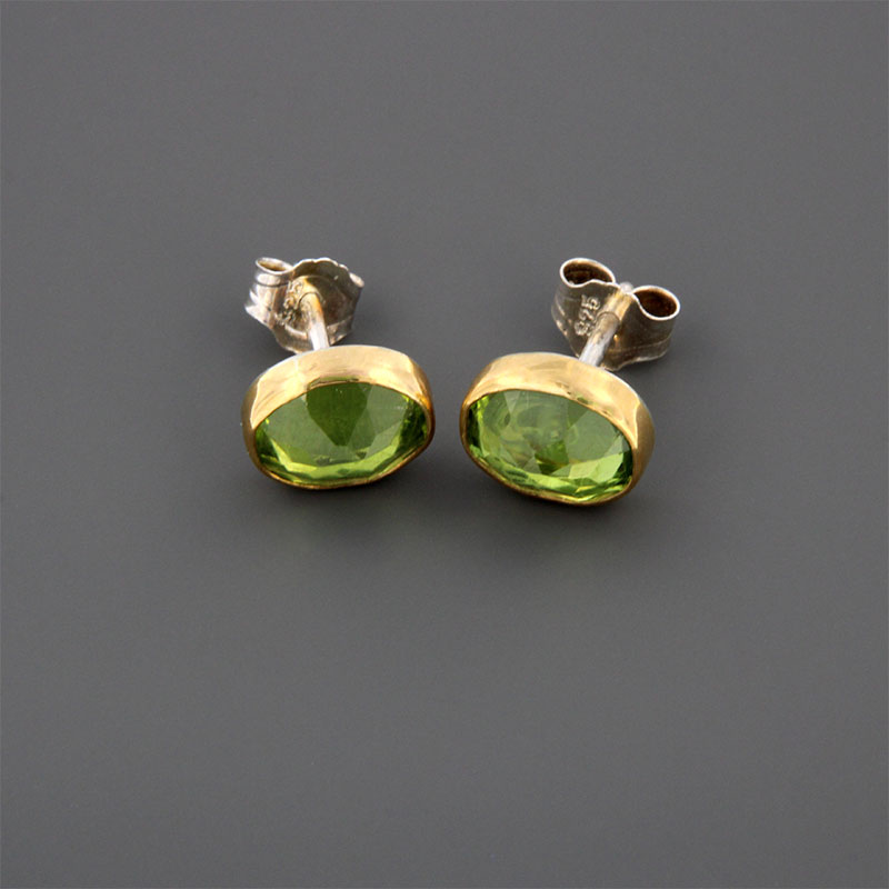 Γυναικεία χειροποίητα ασημόχρυσα καρφωτά σκουλαρίκια από Ασήμι 925°&Χρυσό Κ22 και φυσικά πράσινα Περίδοτα.