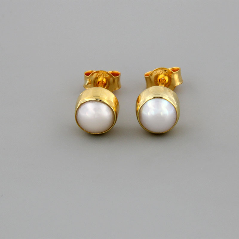 Γυναικεία χειροποίητα χρυσά καρφωτά σκουλαρίκια Κ18 με φυσικά λευκά στρογγυλά Μαργαριτάρια 6mm χωρίς επεξεργασία.