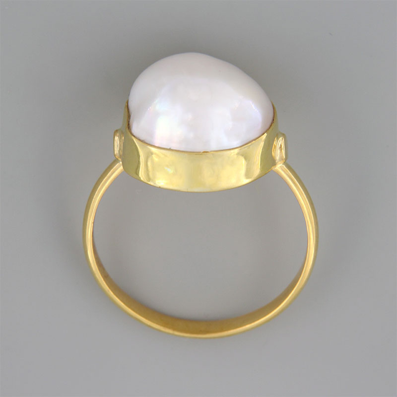 Γυναικείο χειροποίητο χρυσό δαχτυλίδι Κ18 με φυσικό λευκό μπαρόκ Μαργαριτάρι χωρίς επεξεργασία.