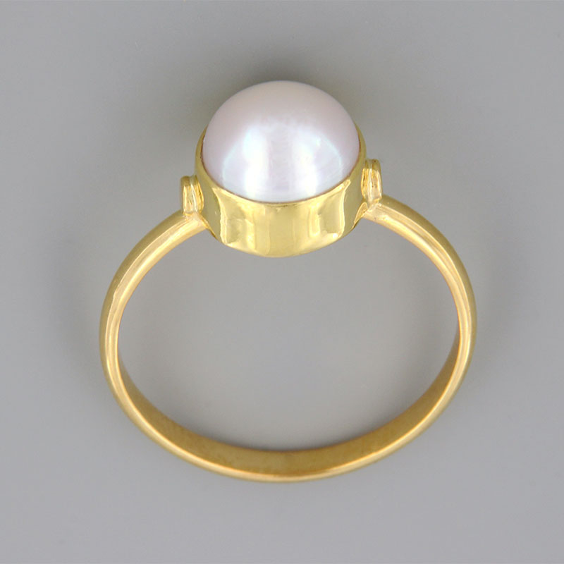 Γυναικείο χειροποίητο χρυσό δαχτυλίδι Κ18 με φυσικό λευκό στρογγυλό  Μαργαριτάρι 8.5mm χωρίς επεξεργασία.