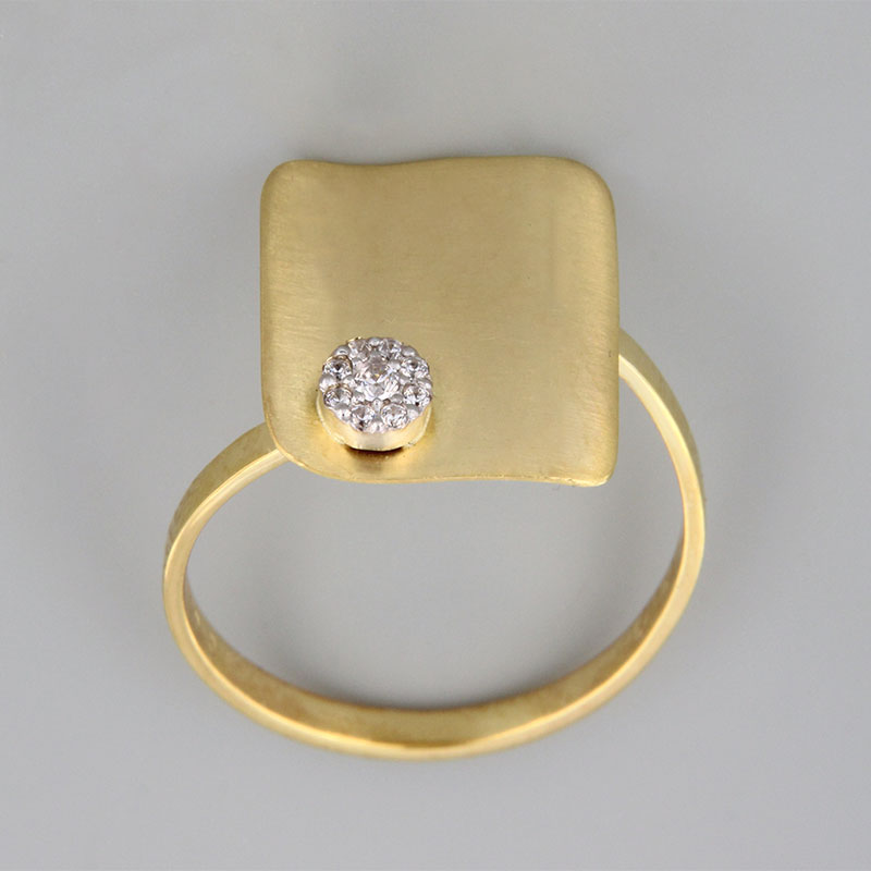 Γυναικείο χειροποίητο χρυσό δαχτυλίδι Κ14 σε ματ επιφάνεια διακοσμημένο με λευκή λεπτομέρεια και λευκά ζιργκόν.
