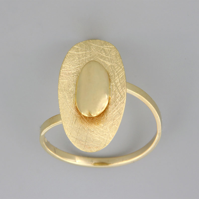 Γυναικείο χειροποίητο χρυσό δαχτυλίδι Κ14 σε σχήμα Οβάλ με ειδική επεξεργασία χαρακτικής σε ματ και λουστρέ επιφάνεια. 