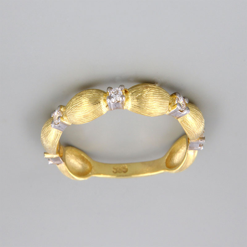Γυναικείο χειροποίητο χρυσό δαχτυλίδι Σειρέ Κ14 σε ειδική επεξεργασία χαρακτικής με λευκές λεπτομέρειες και λευκά ζιργκόν.