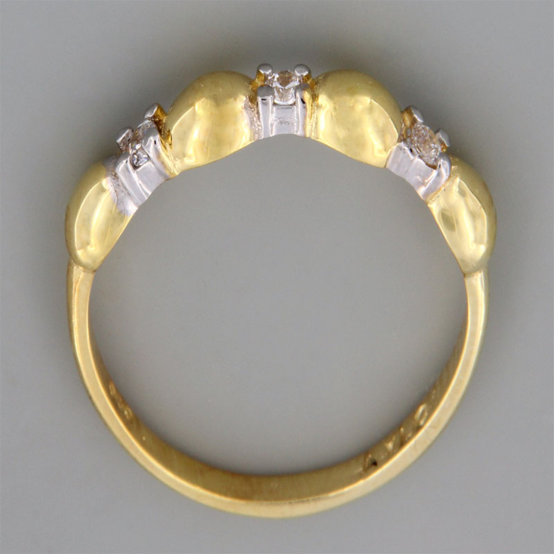 Γυναικείο χειροποίητο χρυσό δαχτυλίδι Σειρέ Κ14 σε λουστρέ επιφάνεια με λευκές λεπτομέρειες και λευκά ζιργκόν.