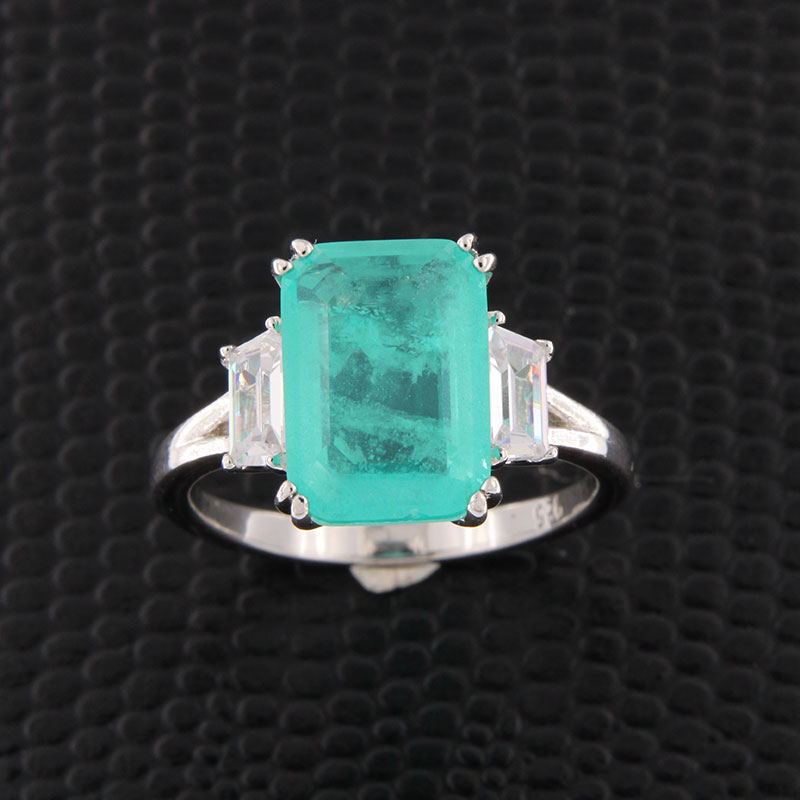 Γυναικείο ασημένιο δαχτυλίδι 925 διακοσμημένο με πράσινο Σμαραγδίτη και λευκά ζιργκόν.