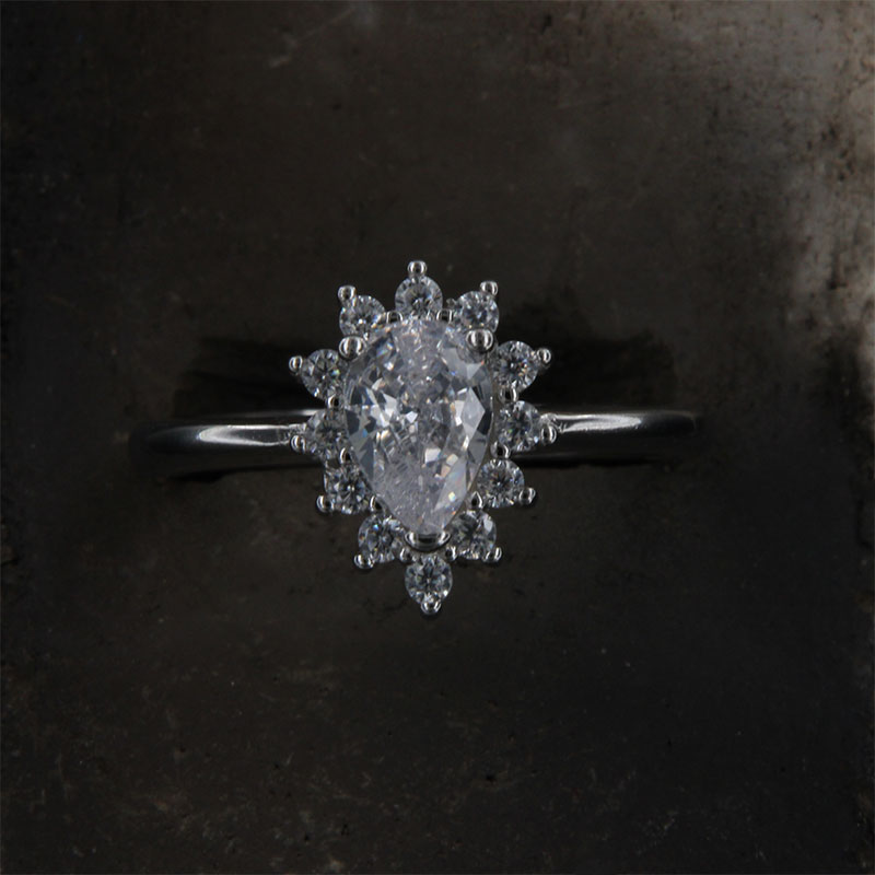 Γυναικείο ασημένιο δαχτυλίδι σε Δάκρυ Ροζέτα 925 διακοσμημένο με λευκά ζιργκόν.
