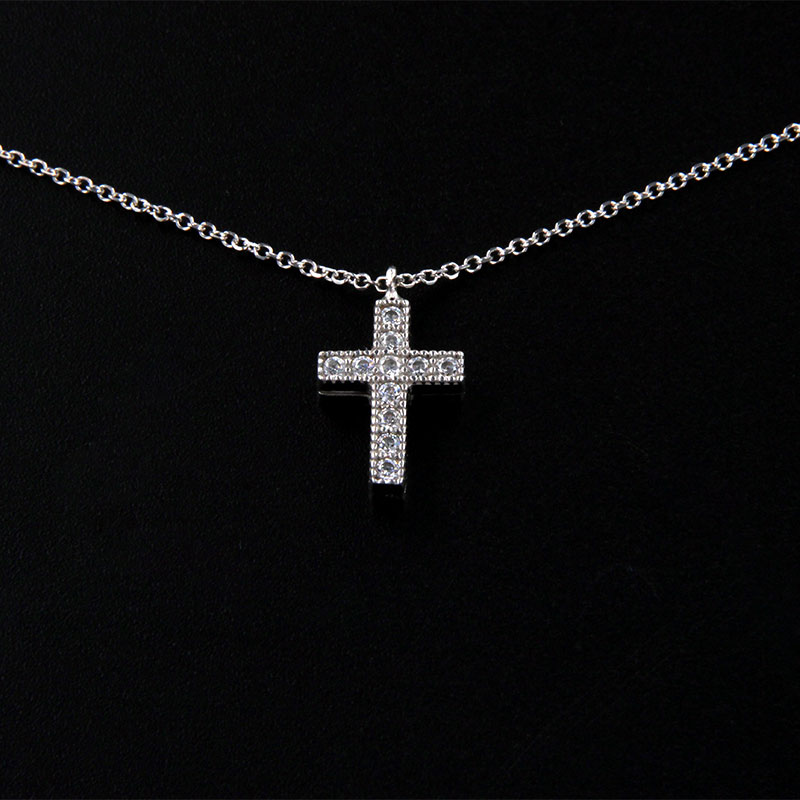 Γυναικείος μικρός σταυρός από λευκό χρυσό με αλυσίδα δυο όψεων Κ9 διακοσμημένος με λευκά ζιργκόν σε λουστρέ επιφάνειες.