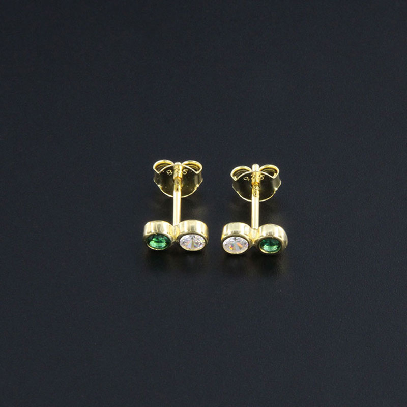Γυναικεία ασημένια επίχρυσα καρφωτά σκουλαρίκια 925 διακοσμημένα με λευκά και πράσινα ζιργκόν .