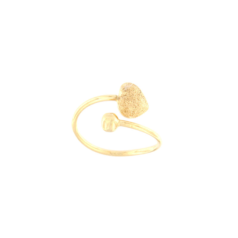 Παιδικό χρυσό δακτυλίδι Κ14 σε σχήμα καρδιάς διακοσμημένο με διαμανταρισμένες επιφάνειες.