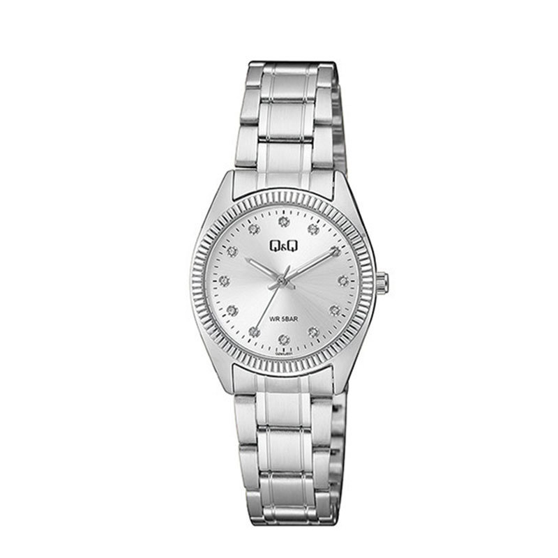Γυναικείο ρολόι χειρός Q&Q σε λευκό καντράν με ασημί μπρασελέ και ζιργκόν.