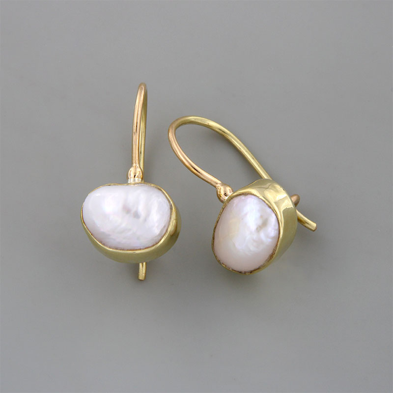 Γυναικεία χειροποίητα χρυσά κρεμαστά σκουλαρίκια Κ18 με φυσικά λευκά μπαρόκ Μαργαριτάρια χωρίς επεξεργασία.