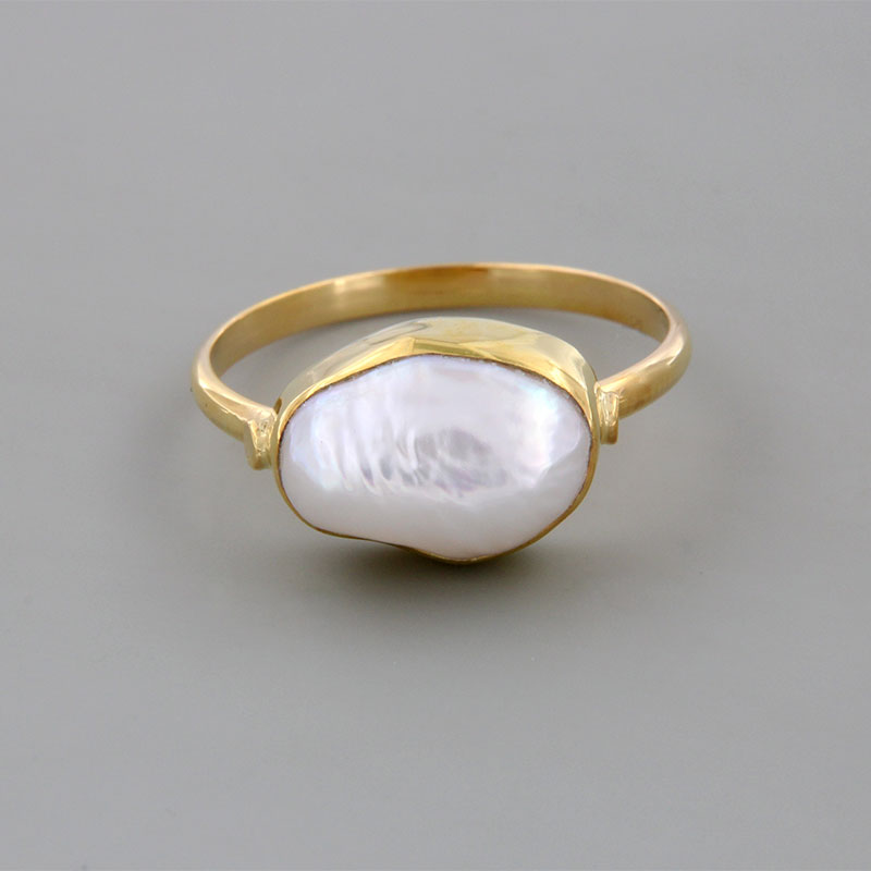 Γυναικείο χειροποίητο χρυσό δαχτυλίδι Κ18 με φυσικό λευκό μπαρόκ Μαργαριτάρι χωρίς επεξεργασία.